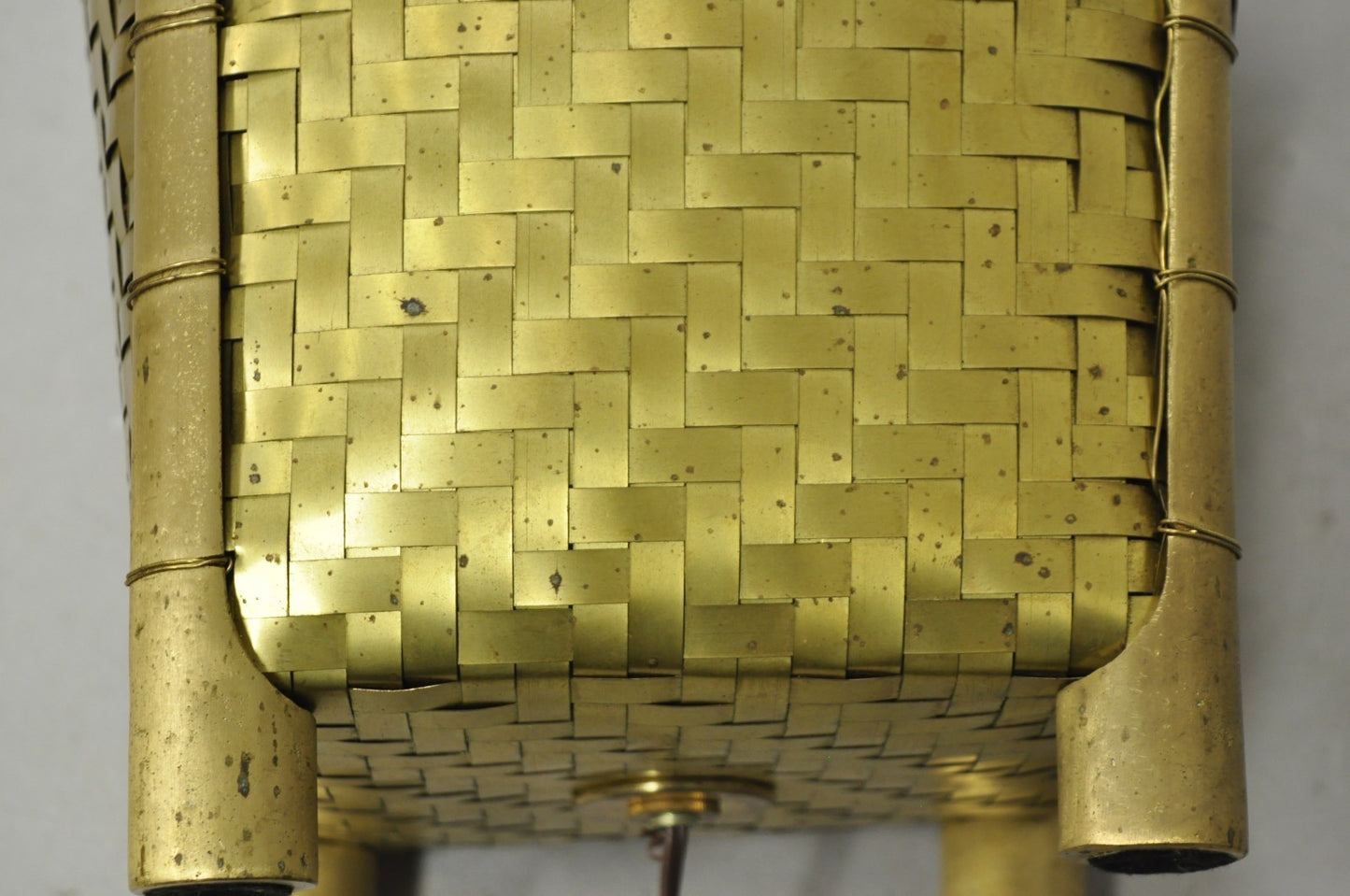 Vintage Chapman Hollywood Regency English Style Brass Woven Basket Table Lamp