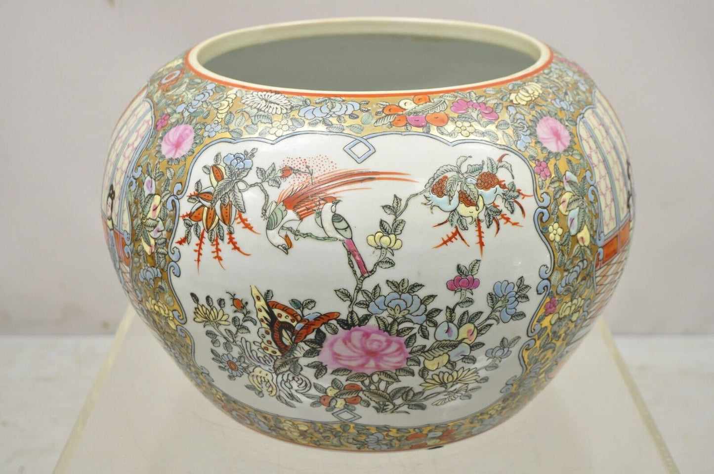 Vintage Chinese Export Porcelain Bulbous Vase with Figural Scenes