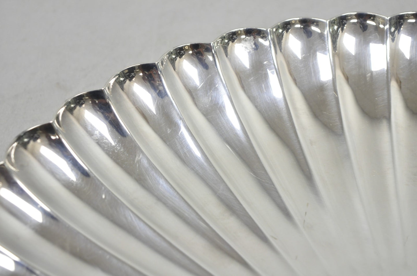Reed & Barton 1853 Modern Silver Plated Scalloped 14" Round Dish Serving Platter