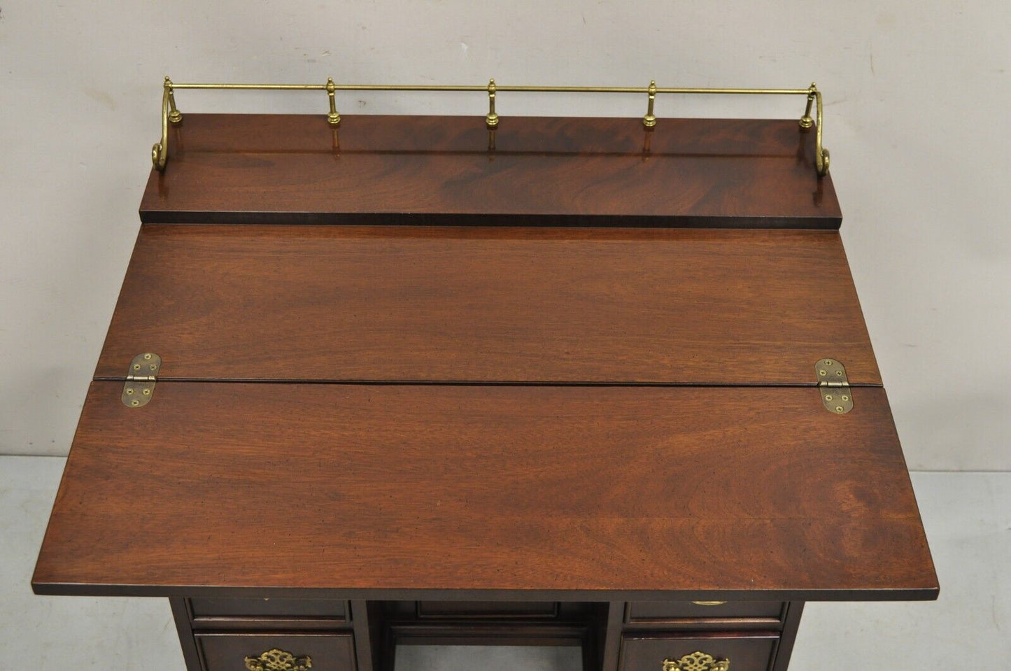 Vintage Sligh Georgian Chippendale Style Crotch Mahogany Kneehole Desk