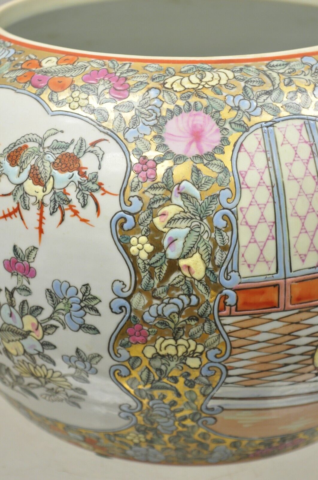 Vintage Chinese Export Porcelain Bulbous Vase with Figural Scenes