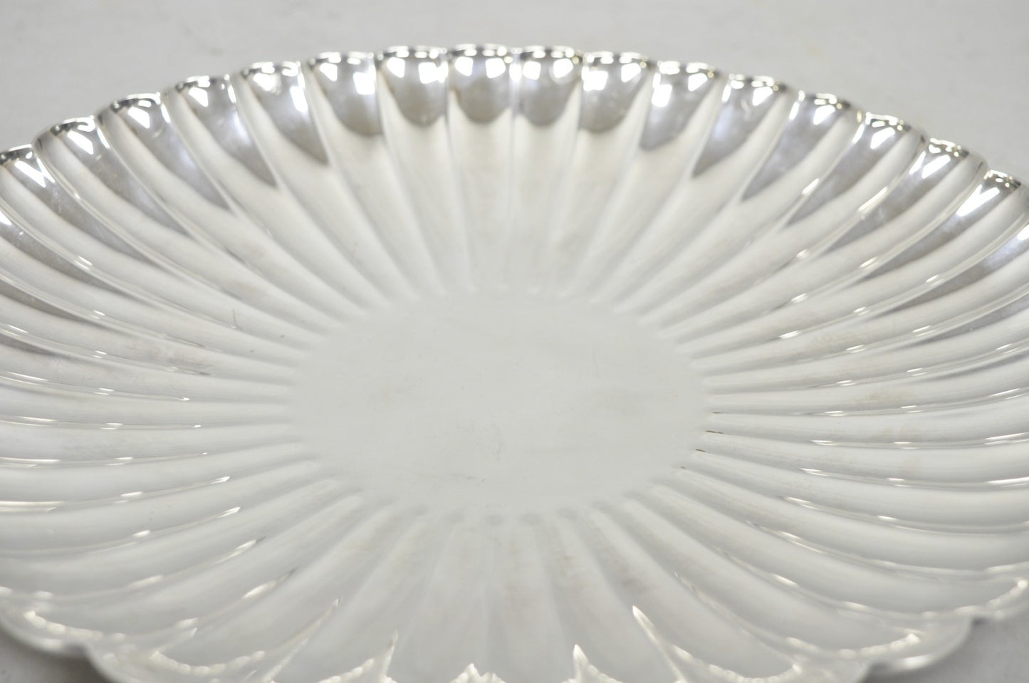 Reed & Barton 1853 Modern Silver Plated Scalloped 14" Round Dish Serving Platter
