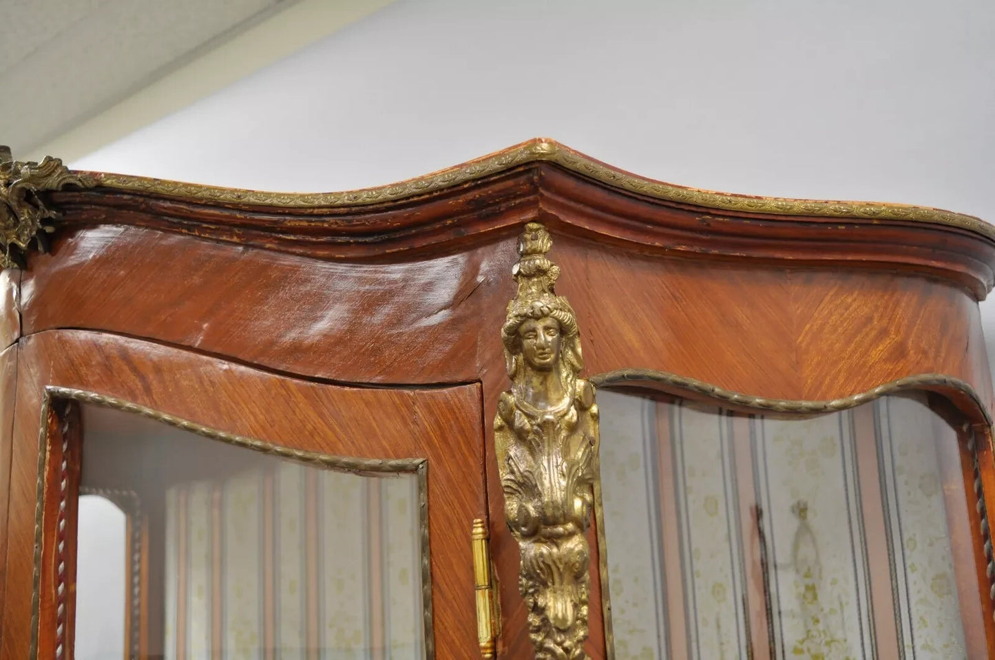French Louis XV Style Reproduction Bombe Curio China Cabinet Vitrine with Bronze