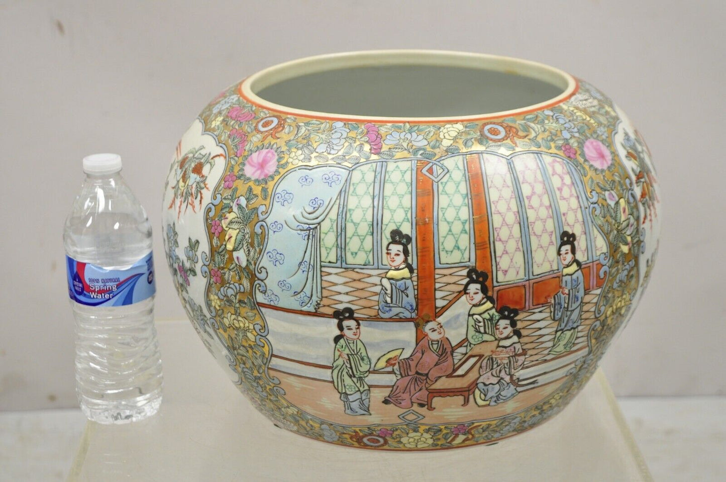 Vintage Chinese Export Porcelain Bulbous Vase with Figural Scenes