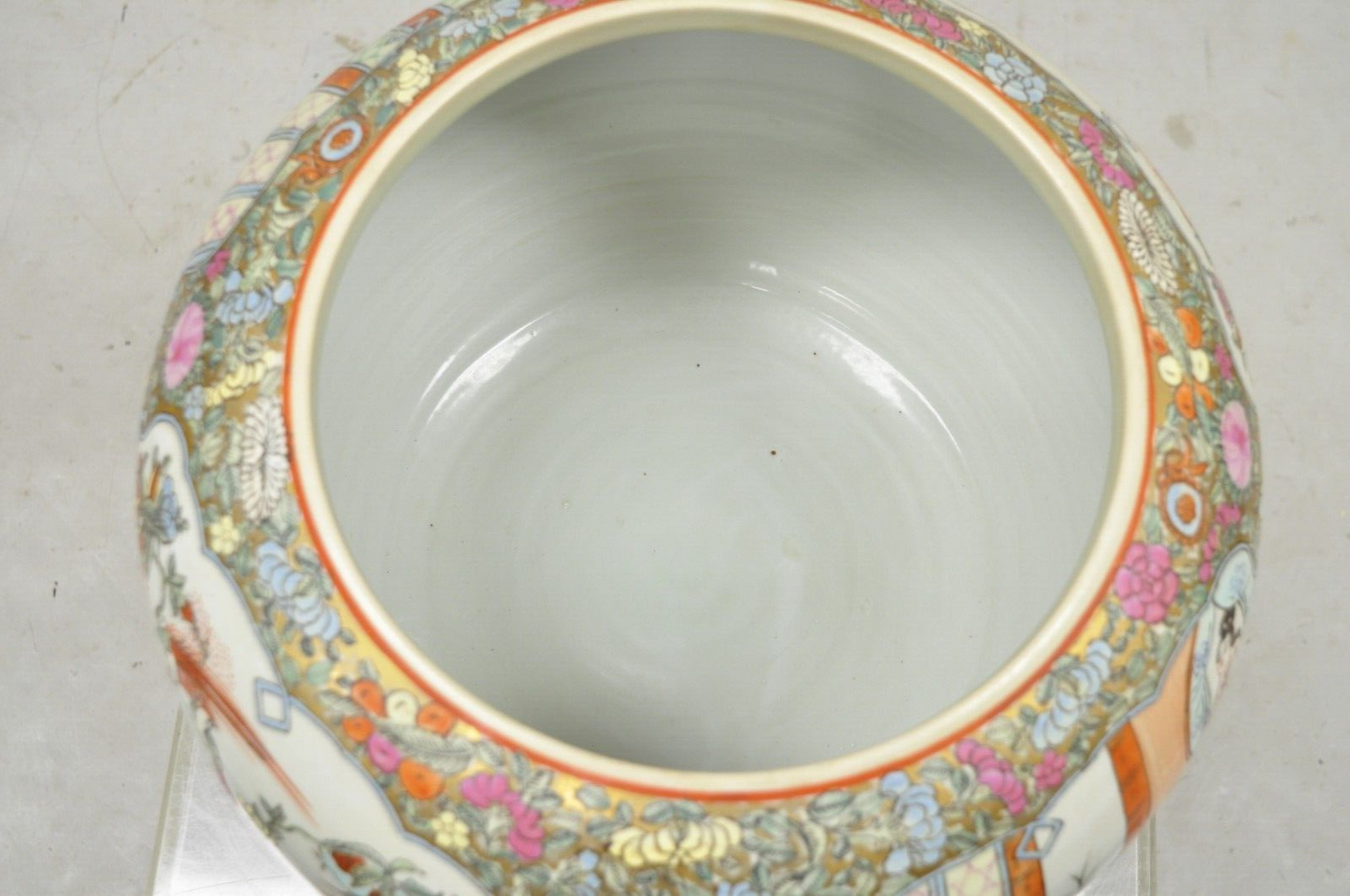 Vintage Chinese Export Porcelain Bulbous Vase with Figural Scenes