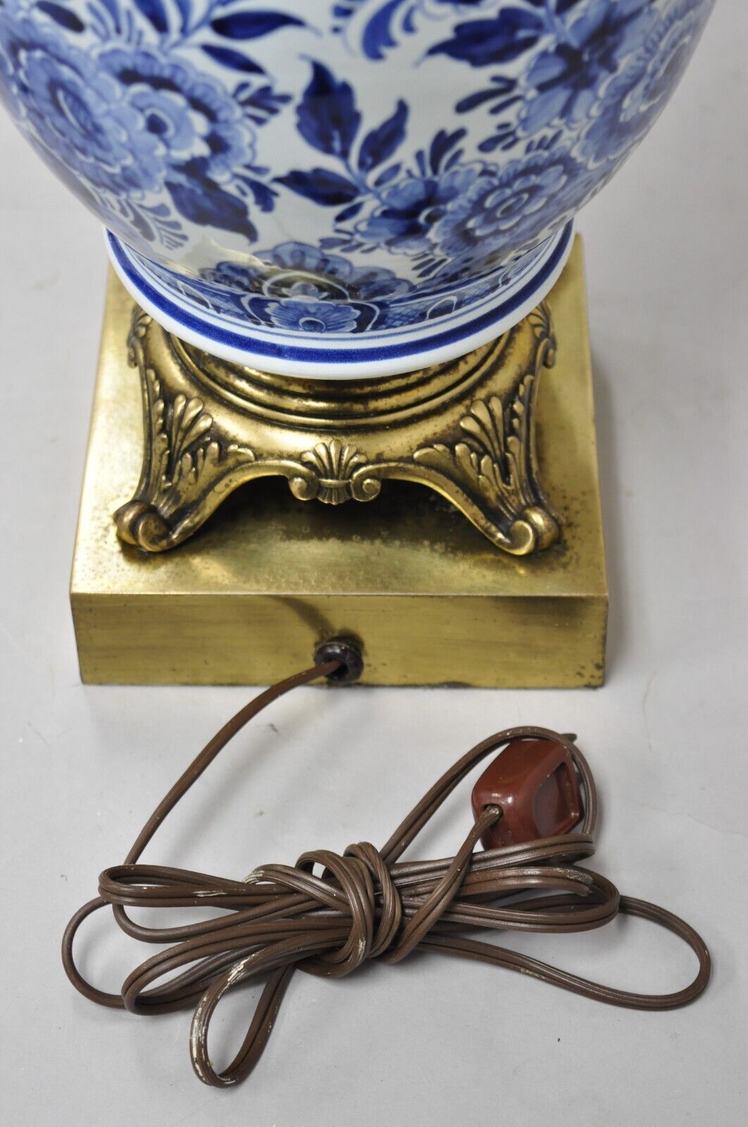 Vintage Chinoiserie Oriental Blue & White Brass & Porcelain Egg Table Lamp