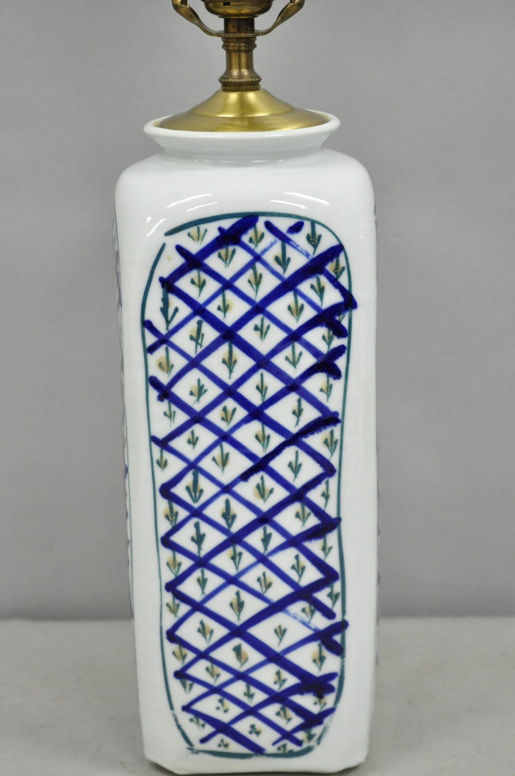 Vintage Chinoiserie Japanese Blue White Porcelain Hand Painted Vase Table Lamp
