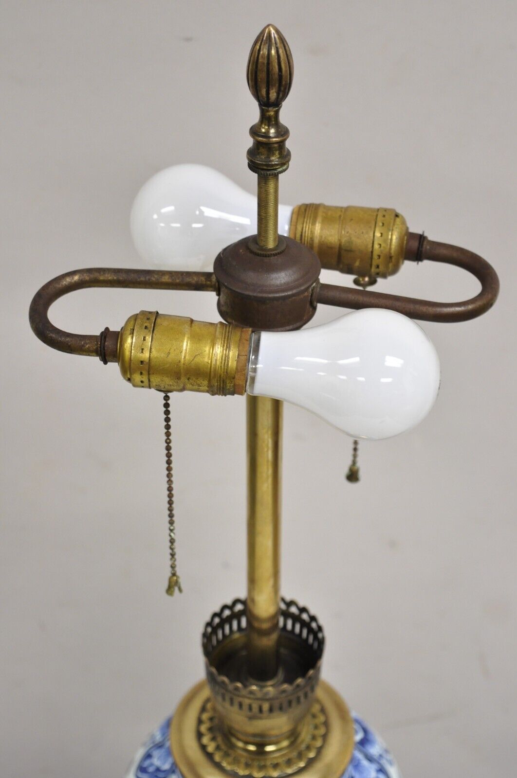Vintage Chinoiserie Oriental Blue & White Brass & Porcelain Egg Table Lamp