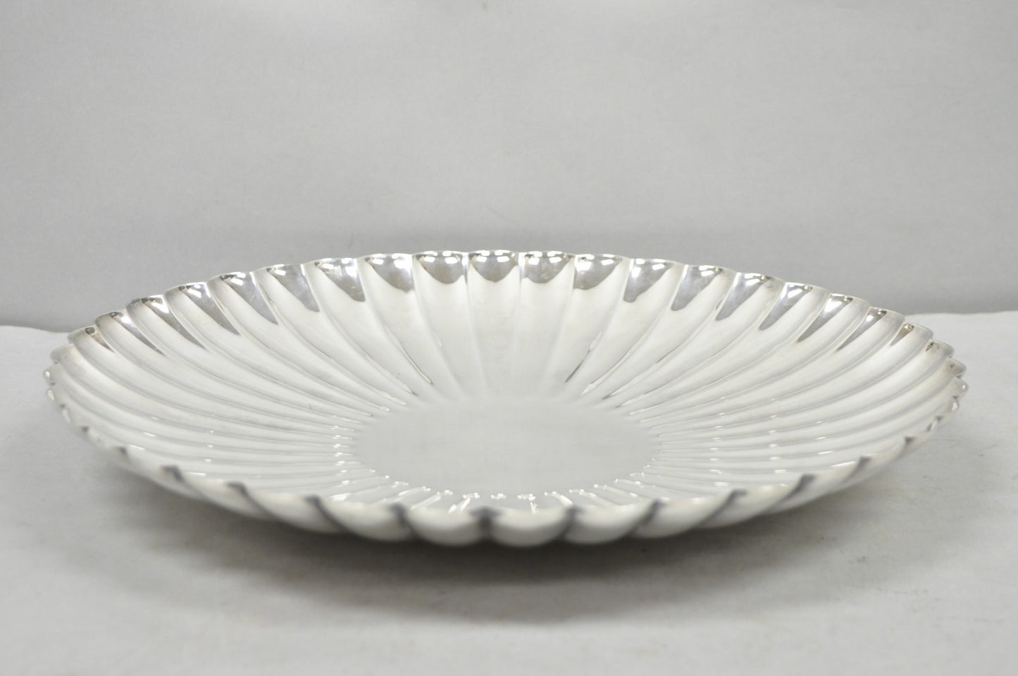 Reed & Barton 1853 Modern Silver Plated Scalloped 14" Round Dish Serving Platter
