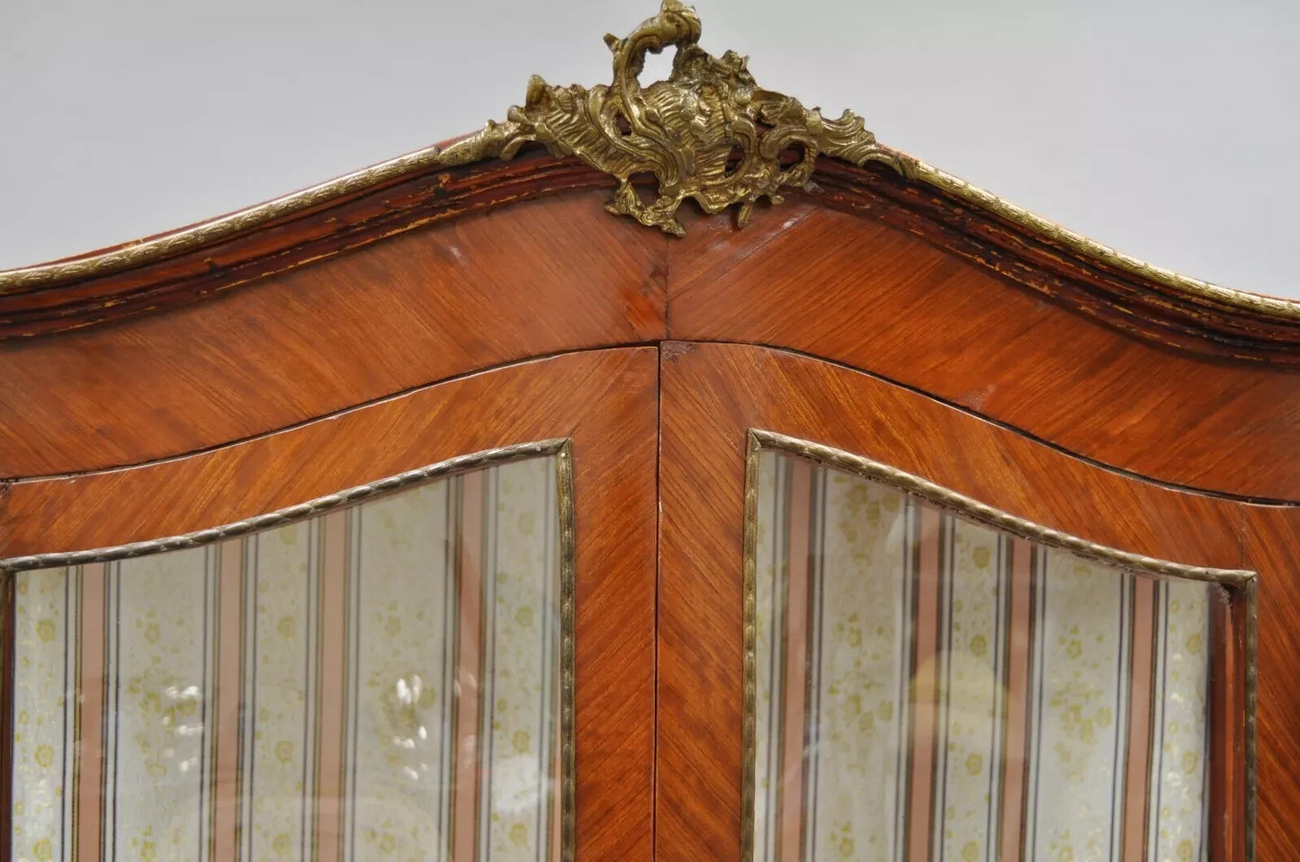 French Louis XV Style Reproduction Bombe Curio China Cabinet Vitrine with Bronze