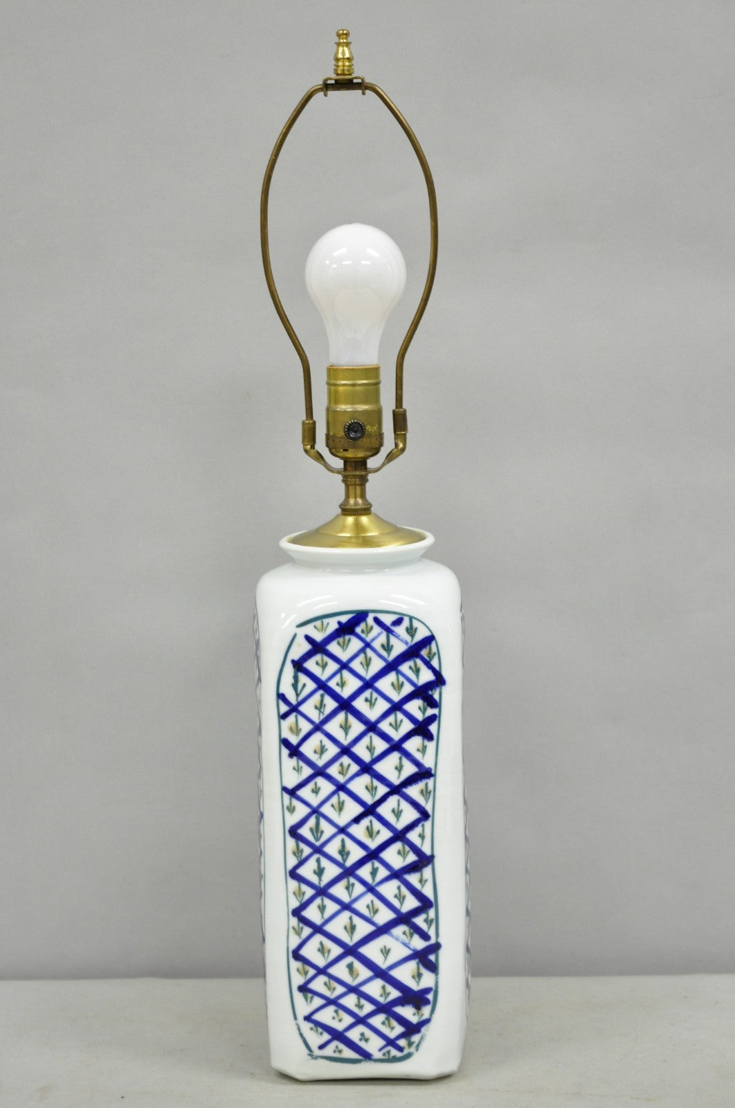 Vintage Chinoiserie Japanese Blue White Porcelain Hand Painted Vase Table Lamp