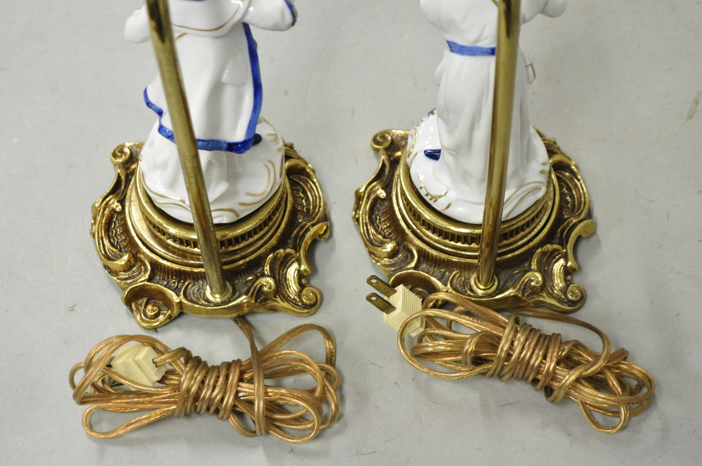 Vintage Chinoiserie Small Figural Porcelain Blue White Oriental Table Lamp Pair