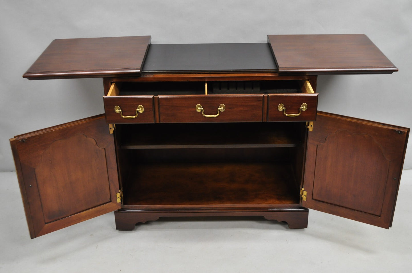 Vintage Drexel Heritge Georgian Style Cherry Wood Dry Bar Server Cabinet