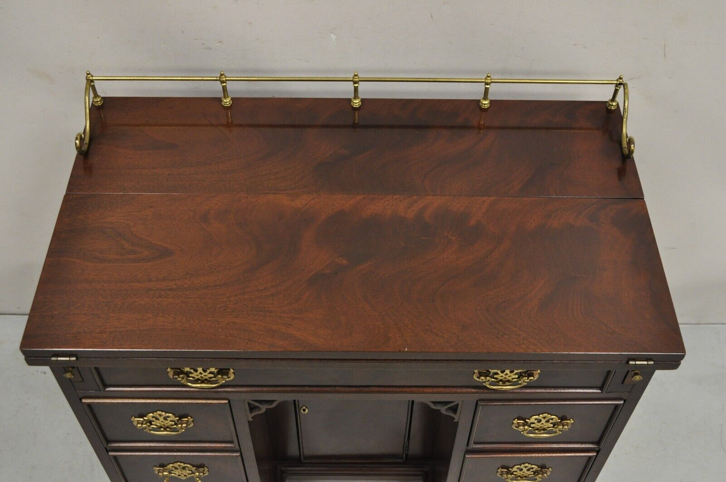 Vintage Sligh Georgian Chippendale Style Crotch Mahogany Kneehole Desk