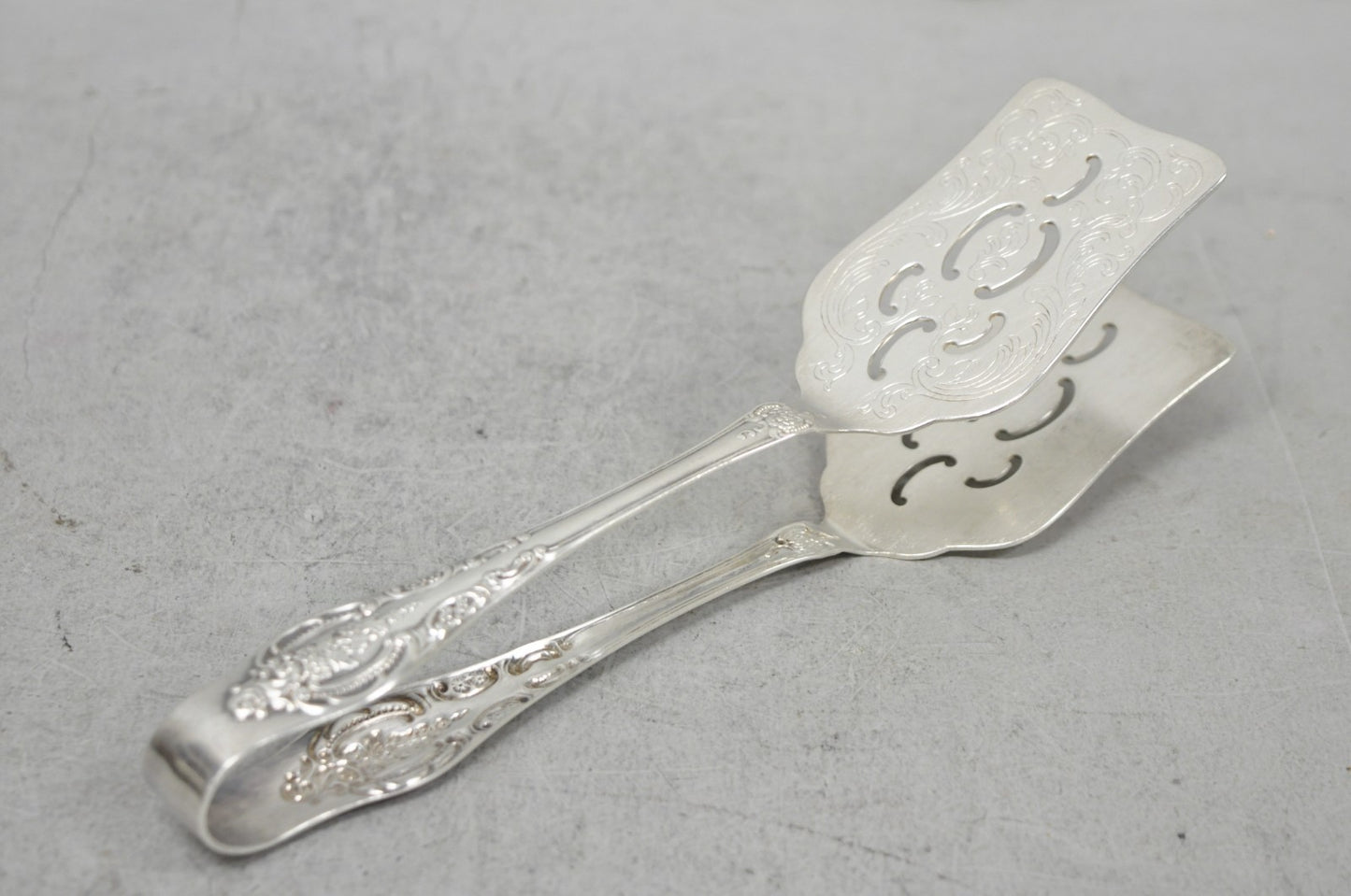 Vintage Wallace Baroque Silver Plated Pastry Sandwich Asparagus Vegetable Tongs