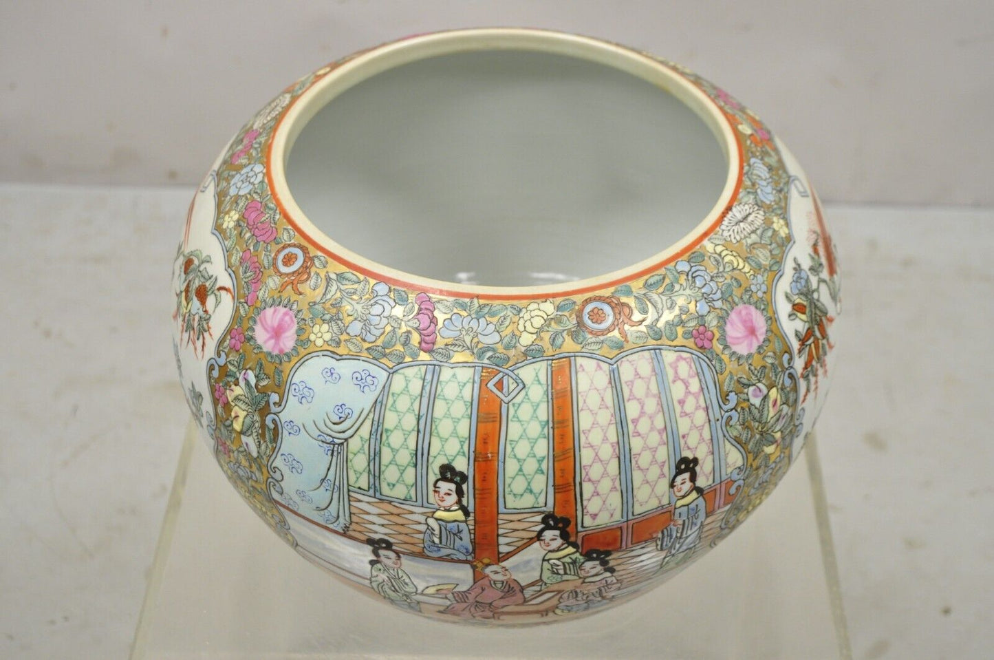 Vintage Chinese Export Porcelain Bulbous Vase with Figural Scenes