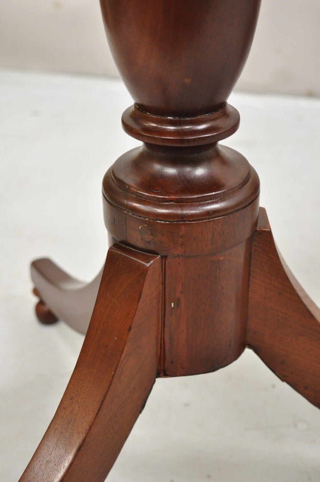 Antique Mahogany Tilt Top Federal Sheraton Pedestal Base Side Tea Table