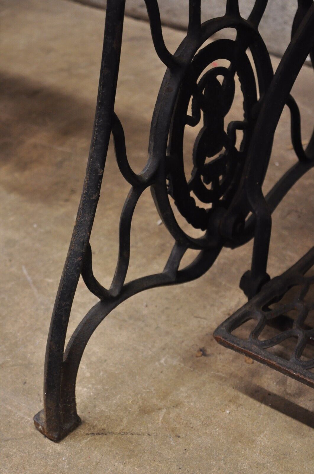 Cast Iron Singer Treadle Sewing Machine Base Console Table Oval Marble Top