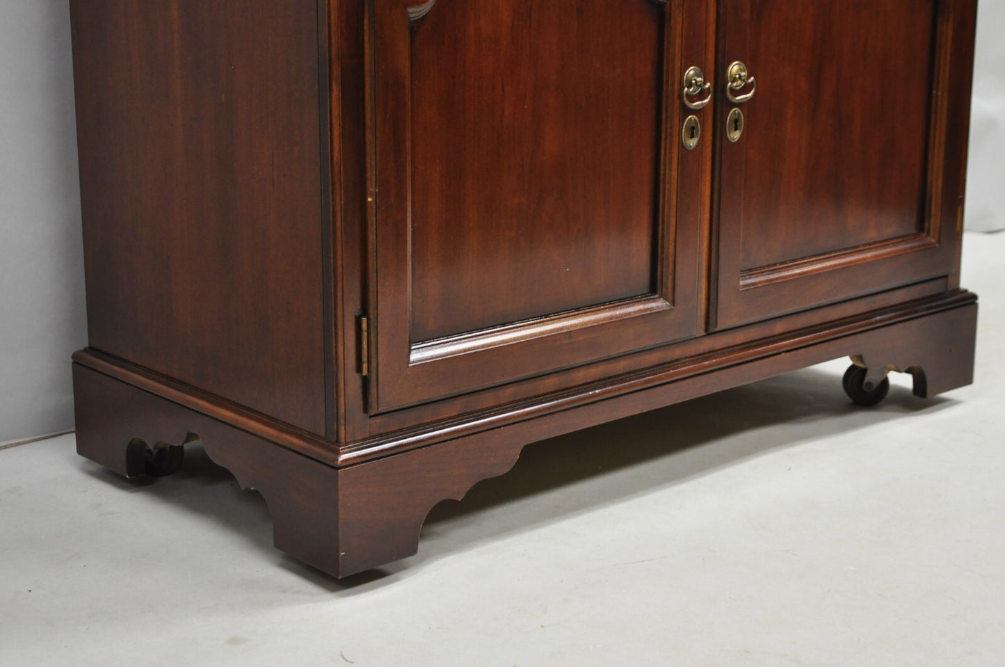 Vintage Drexel Heritge Georgian Style Cherry Wood Dry Bar Server Cabinet