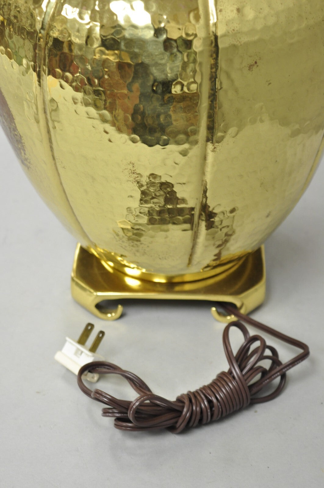 Vintage Chinoiserie Hammered Brass Pagoda Jardiniere Vase Table Lamp