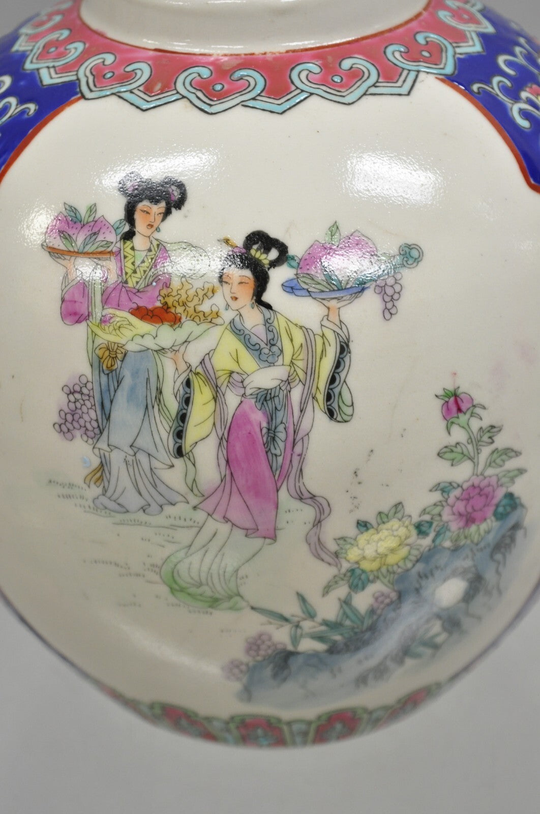Vintage Chinese Ceramic Porcelain Oriental 9" Bulbous Jardiniere Vase w/ Figures