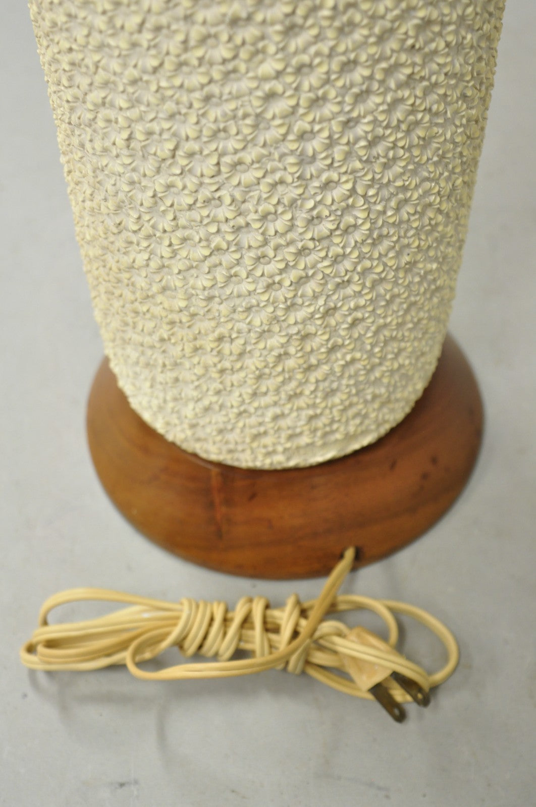 Vintage Mid Century Danish Modern FAIP Plaster Ceramic Daisy Flower Table Lamp