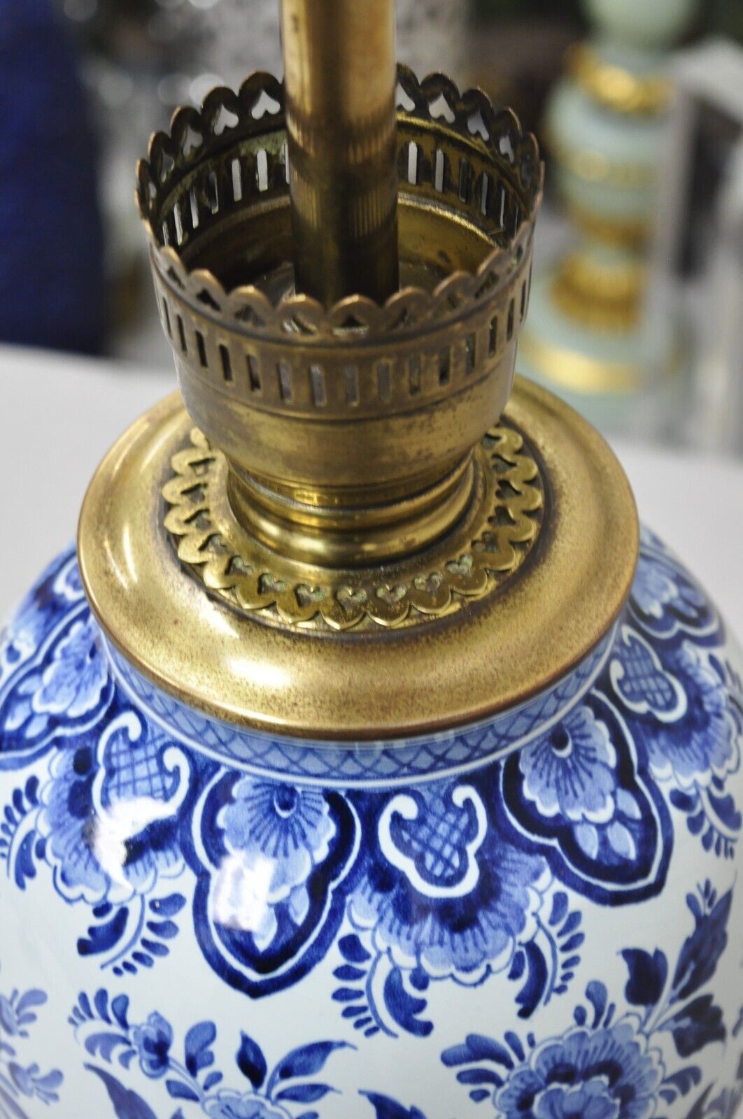 Vintage Chinoiserie Oriental Blue & White Brass & Porcelain Egg Table Lamp