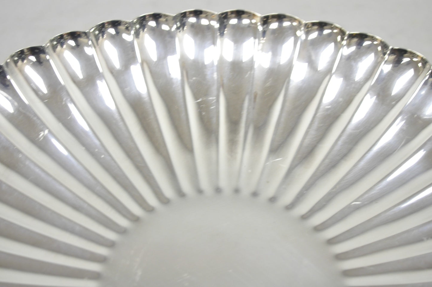 Reed & Barton 1853 Modern Silver Plated Scalloped 14" Round Dish Serving Platter