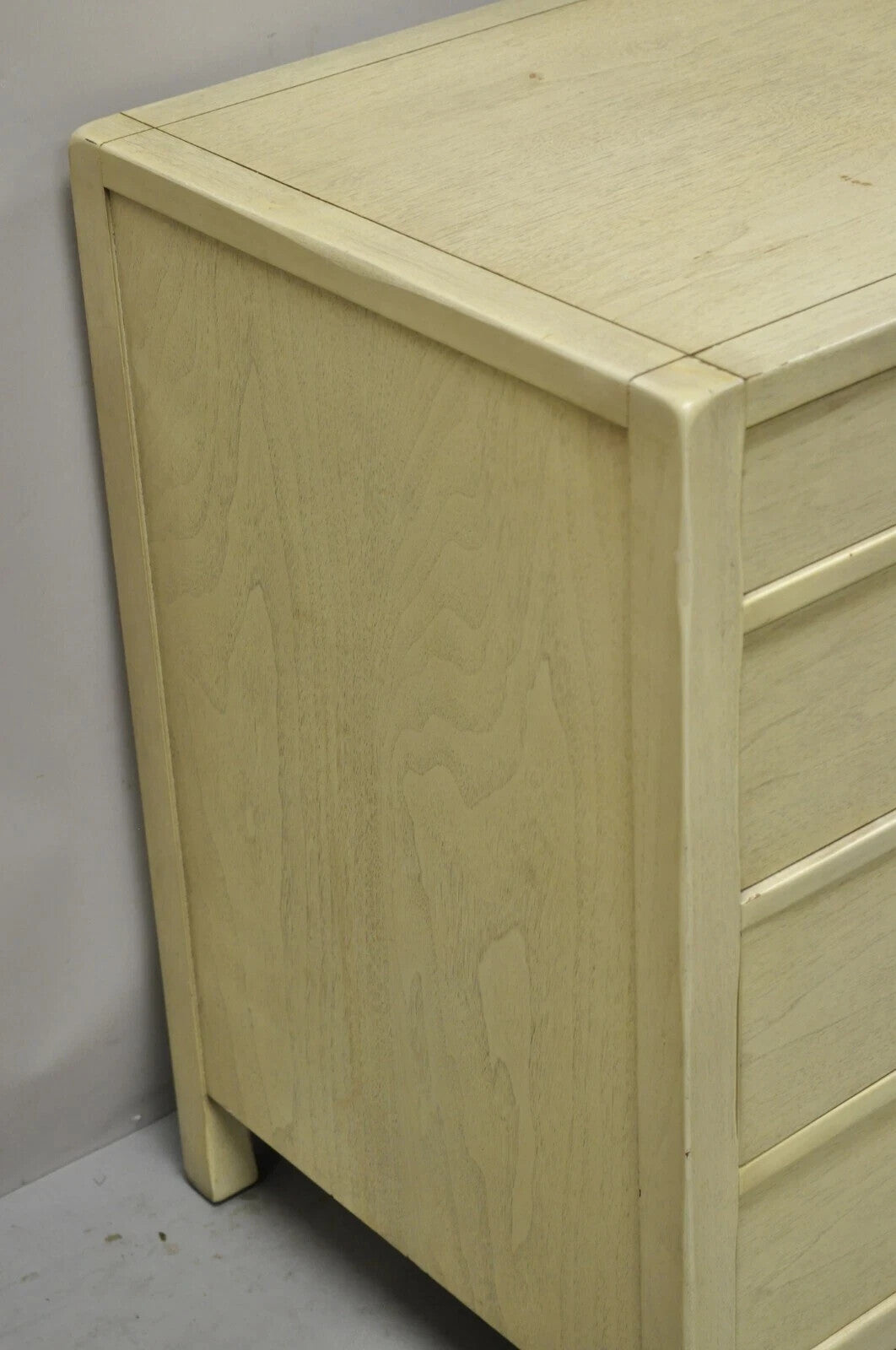Vintage Sligh Mid Century Modern 4 Drawer Cerused Painted Bachelor Chest Dresser