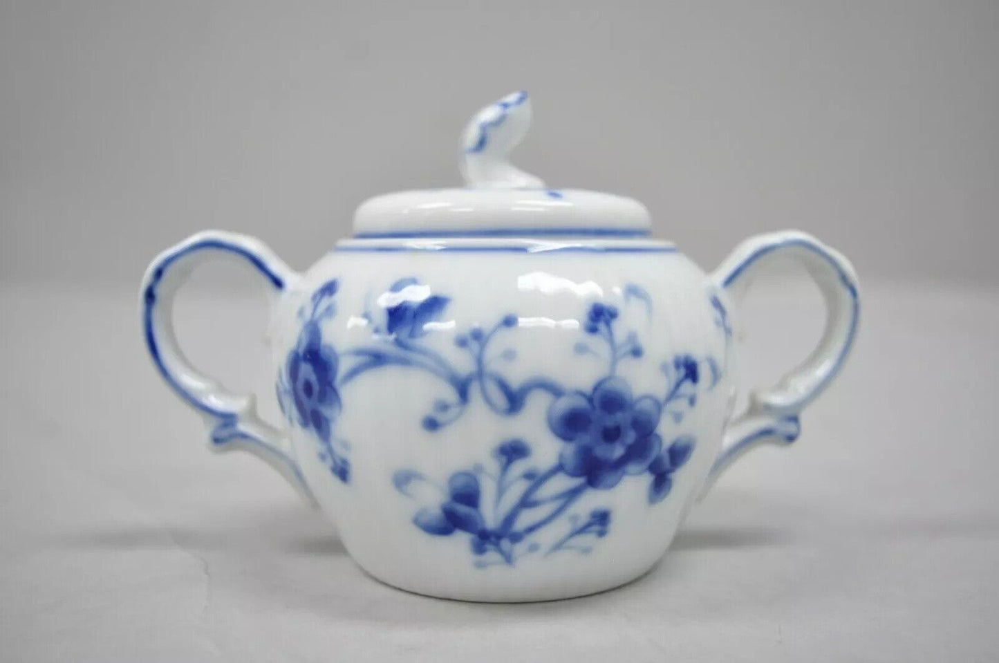 SIGMA Double Handle Lidded Porcelain Sugar Bowl Victoria Blue 7050