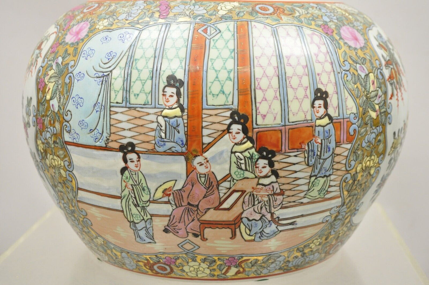 Vintage Chinese Export Porcelain Bulbous Vase with Figural Scenes