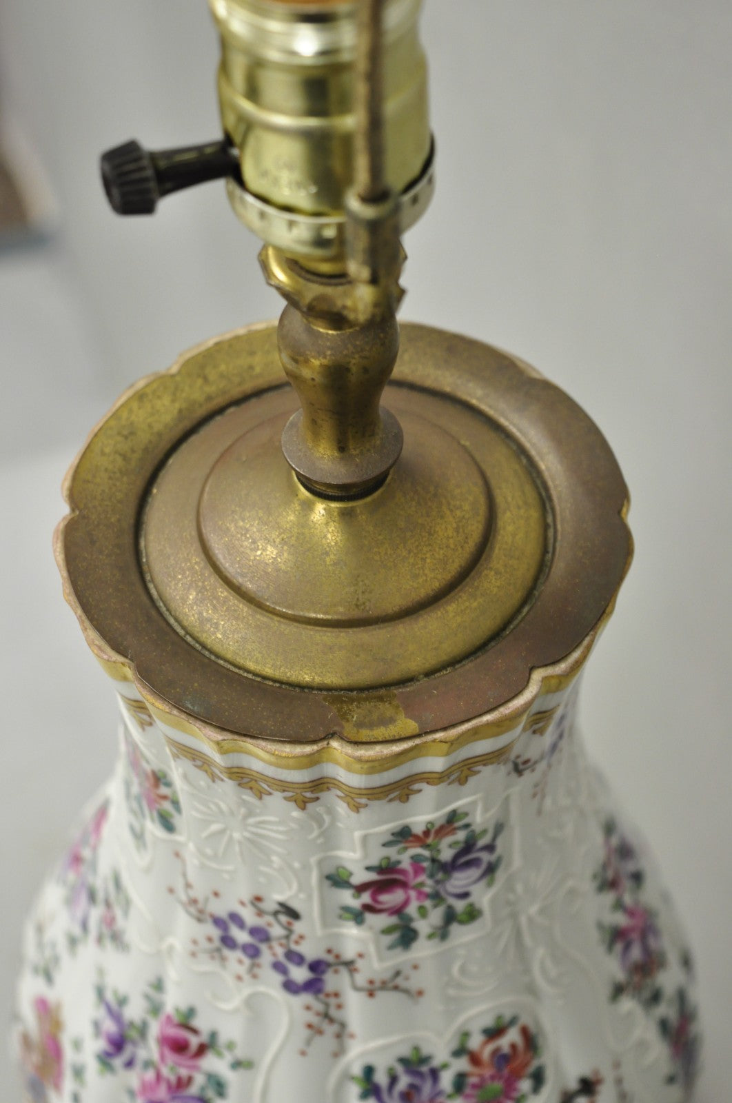 English Victorian Armorial Porcelain Hand Painted Chinese Export Table Lamp