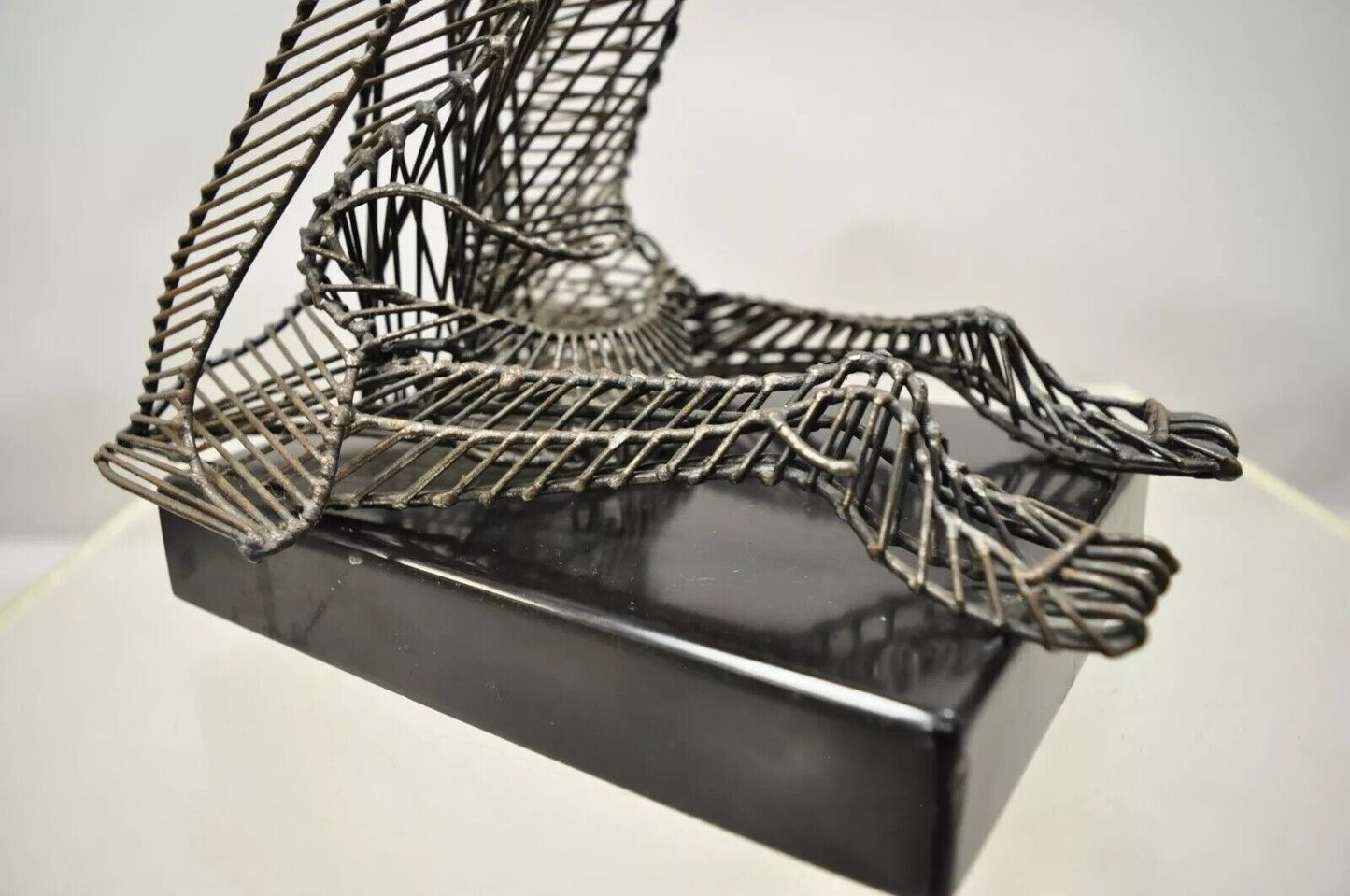 Tom & Bob Bennett 25" Wire Metal Sculpture of Jesus Man on Knees Pointing Up