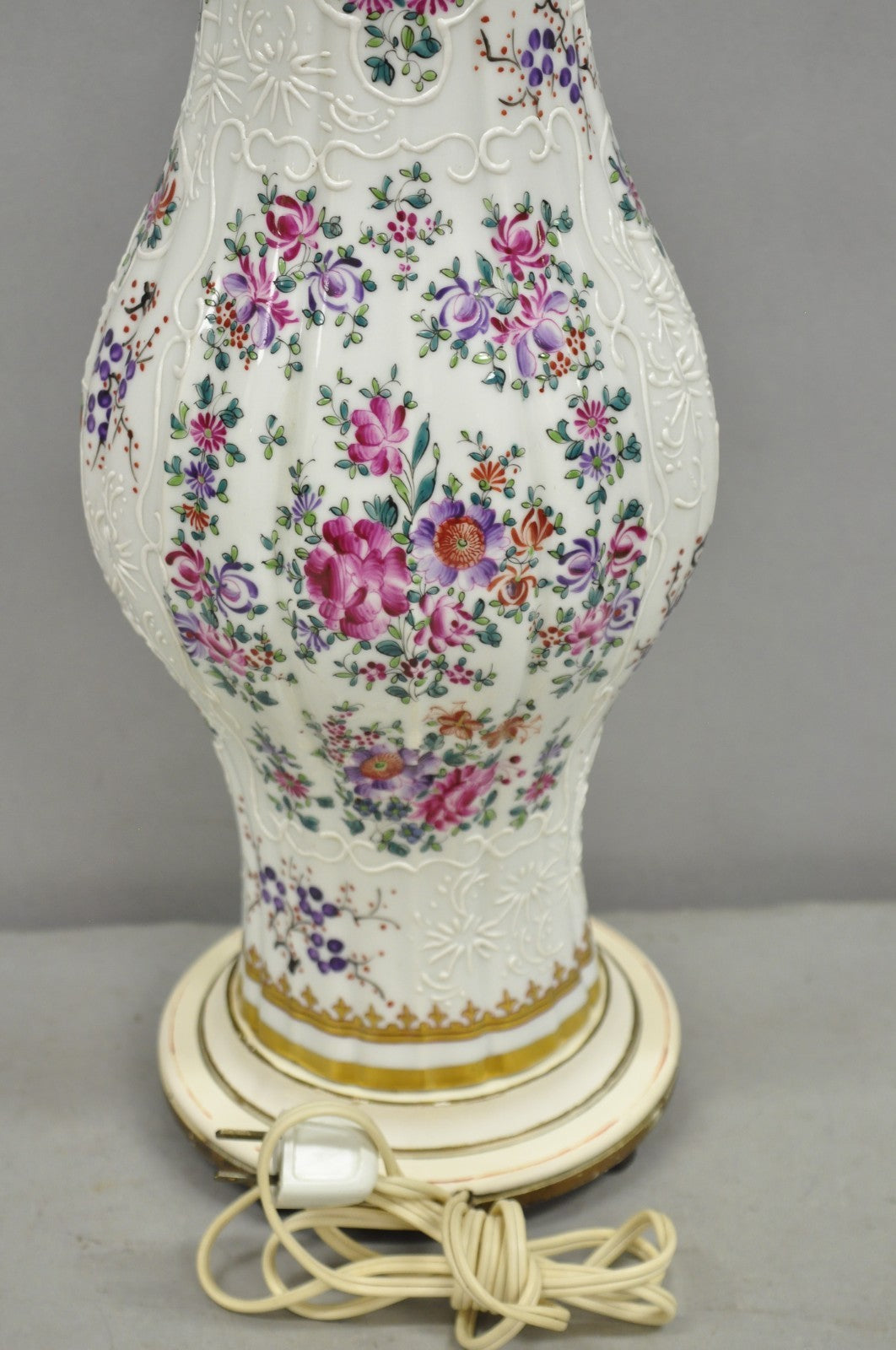 English Victorian Armorial Porcelain Hand Painted Chinese Export Table Lamp