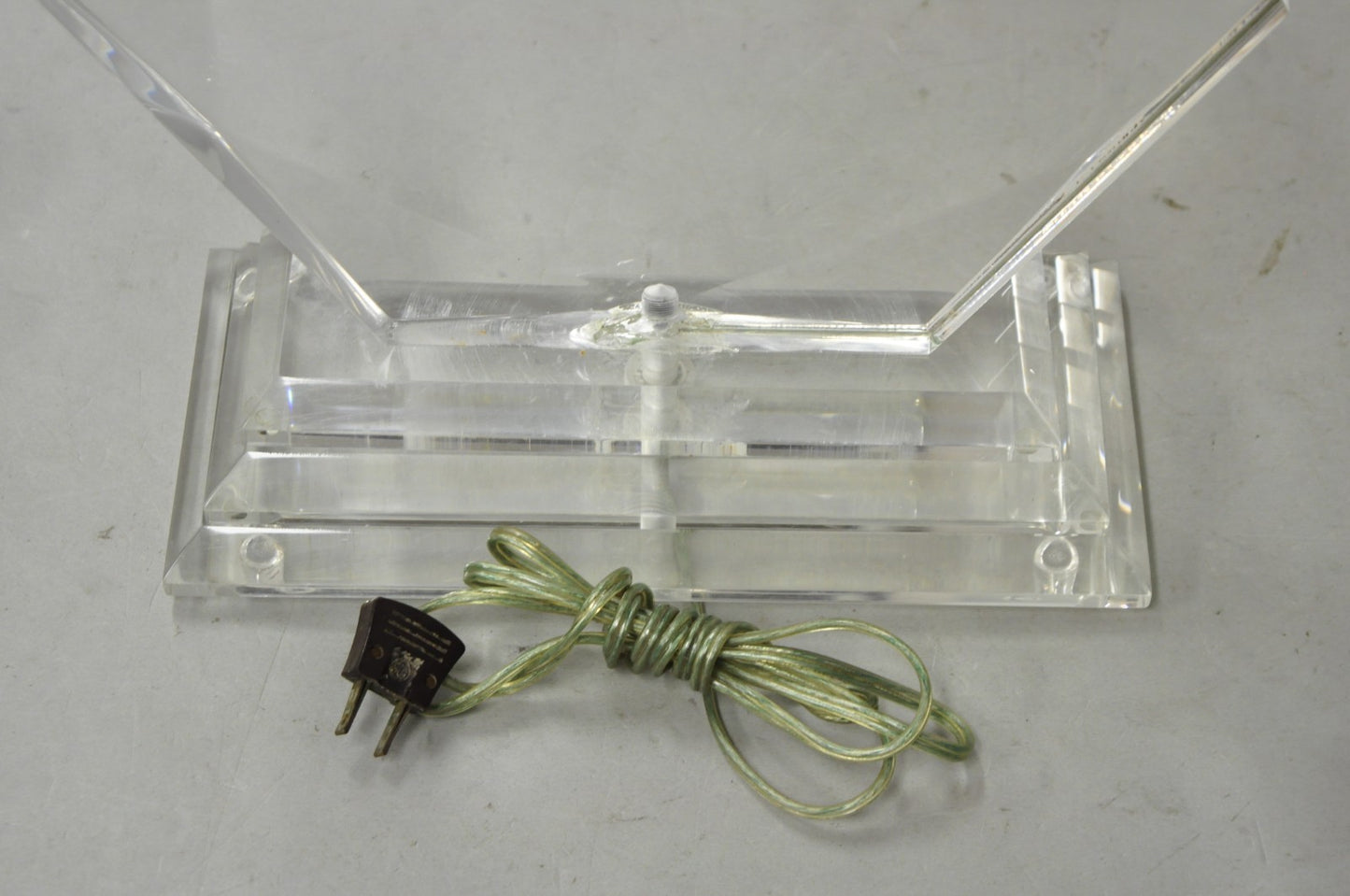 Vintage Mid Century Modern Faceted Hexagon Diamond Clear Lucite Table Lamp