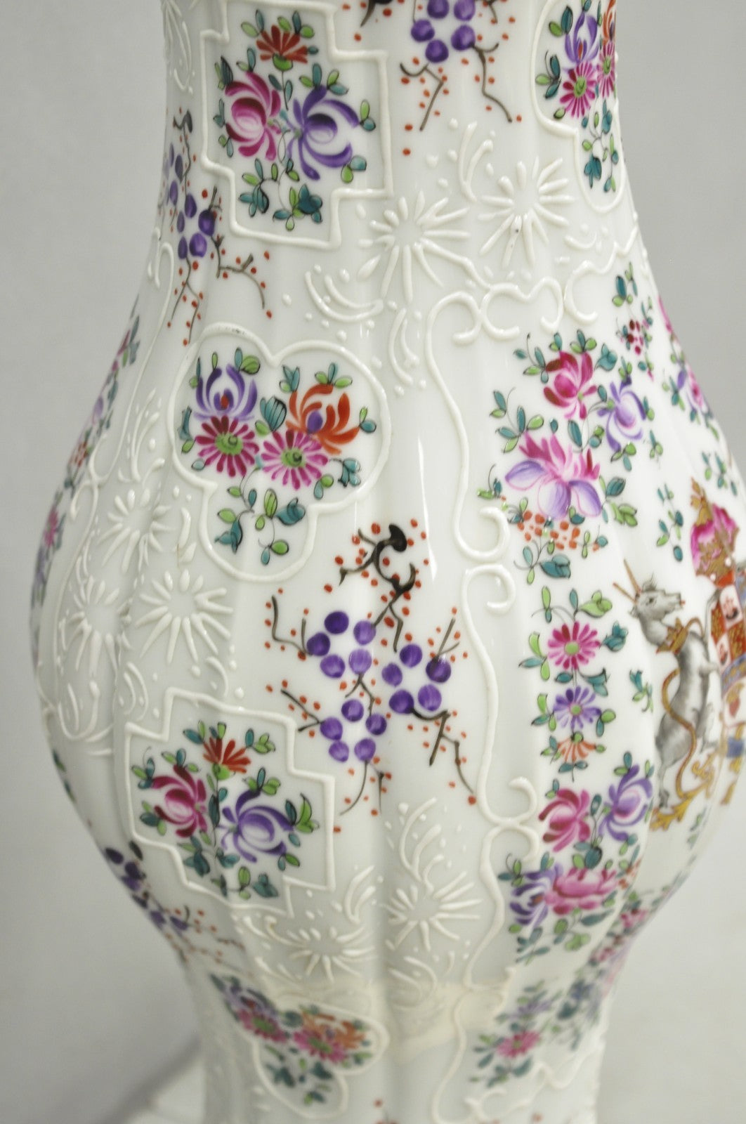 English Victorian Armorial Porcelain Hand Painted Chinese Export Table Lamp
