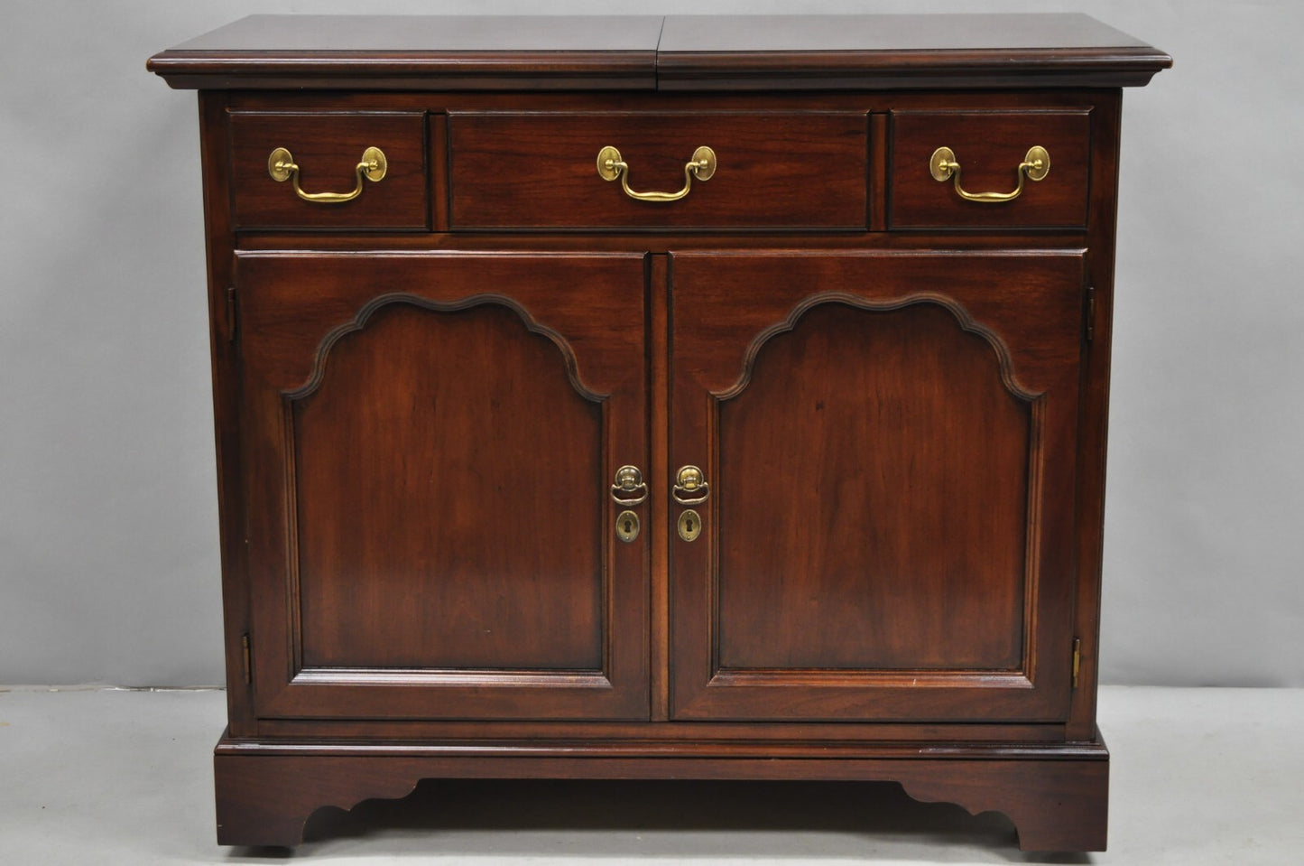 Vintage Drexel Heritge Georgian Style Cherry Wood Dry Bar Server Cabinet