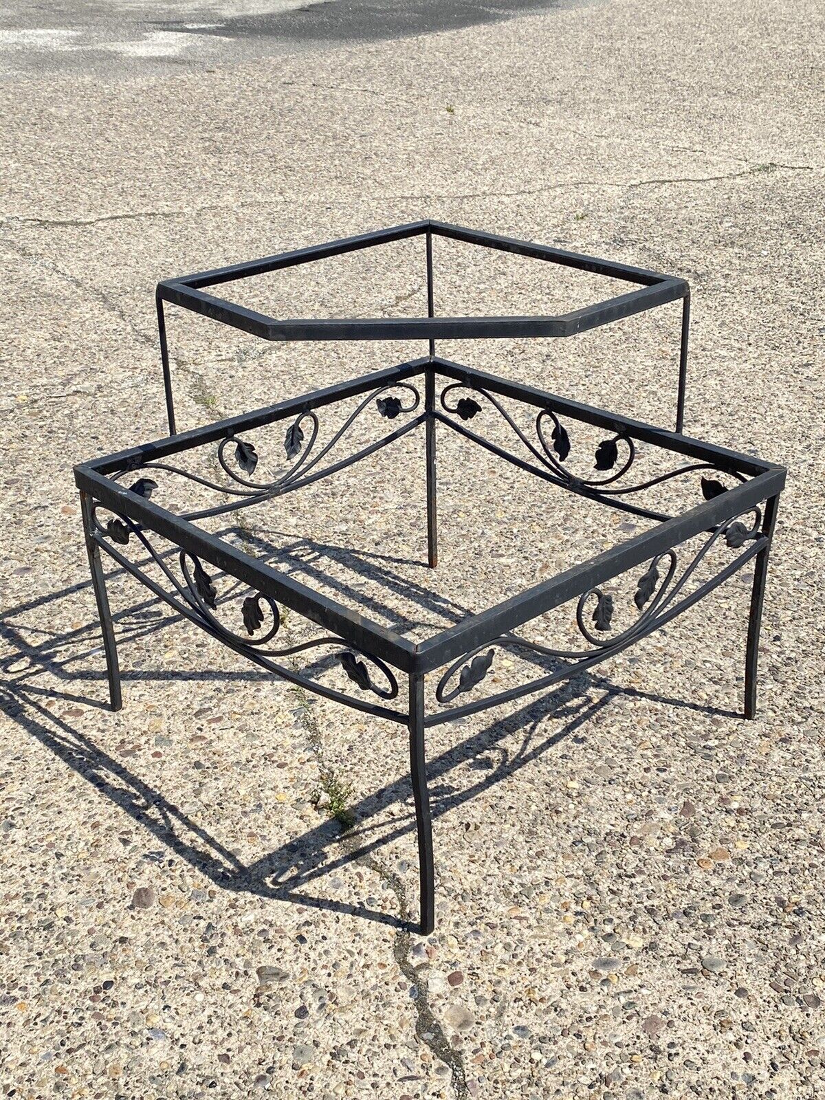 Vintage Woodard Scrolling Leaf Wrought Iron Patio Corner 2 Tier Coffee Table