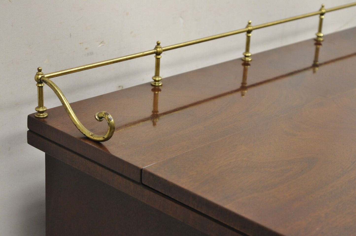 Vintage Sligh Georgian Chippendale Style Crotch Mahogany Kneehole Desk