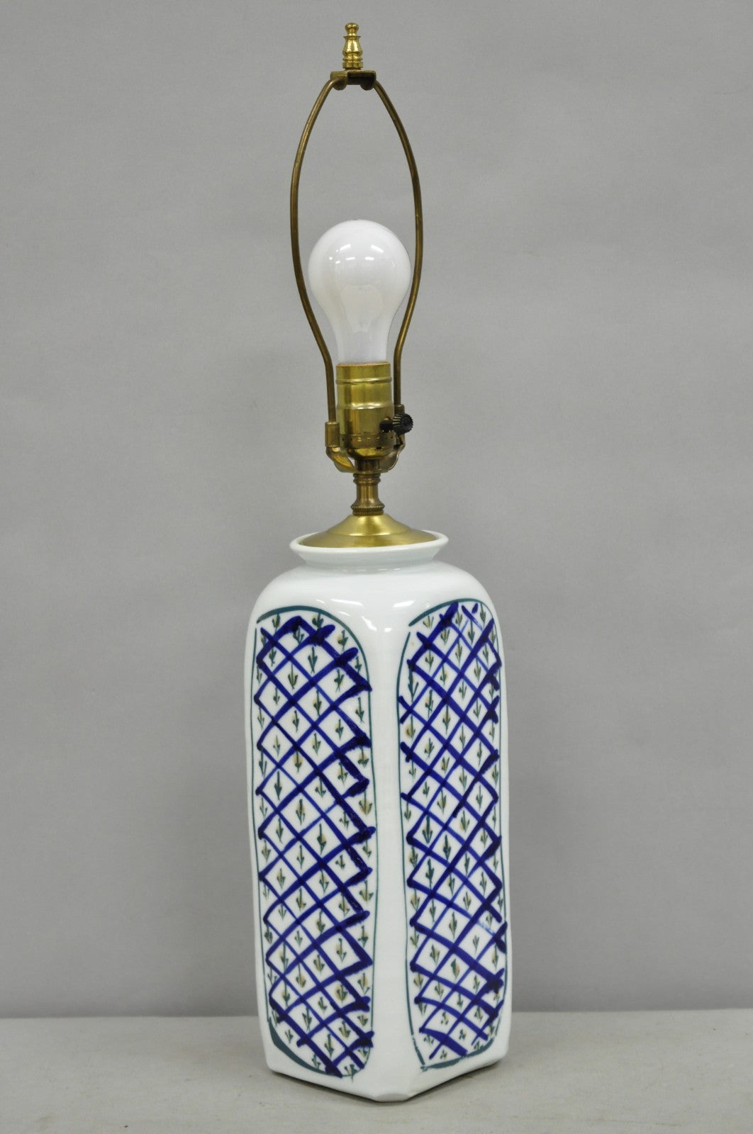 Vintage Chinoiserie Japanese Blue White Porcelain Hand Painted Vase Table Lamp
