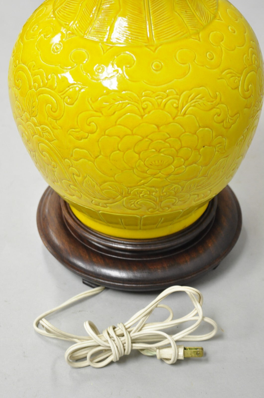 Warren Kessler Chinoiserie Chinese Yellow Porcelain Bulbous Vase Table Lamp