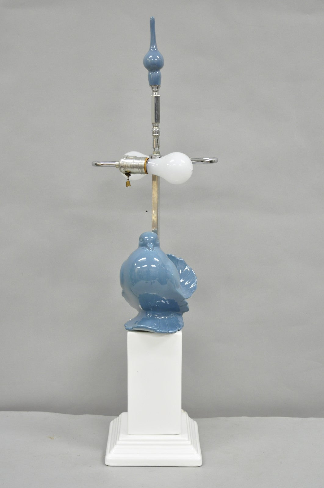Vintage Chinoiserie Blue White Porcelain Hollywood Regency Dove Bird Table Lamp