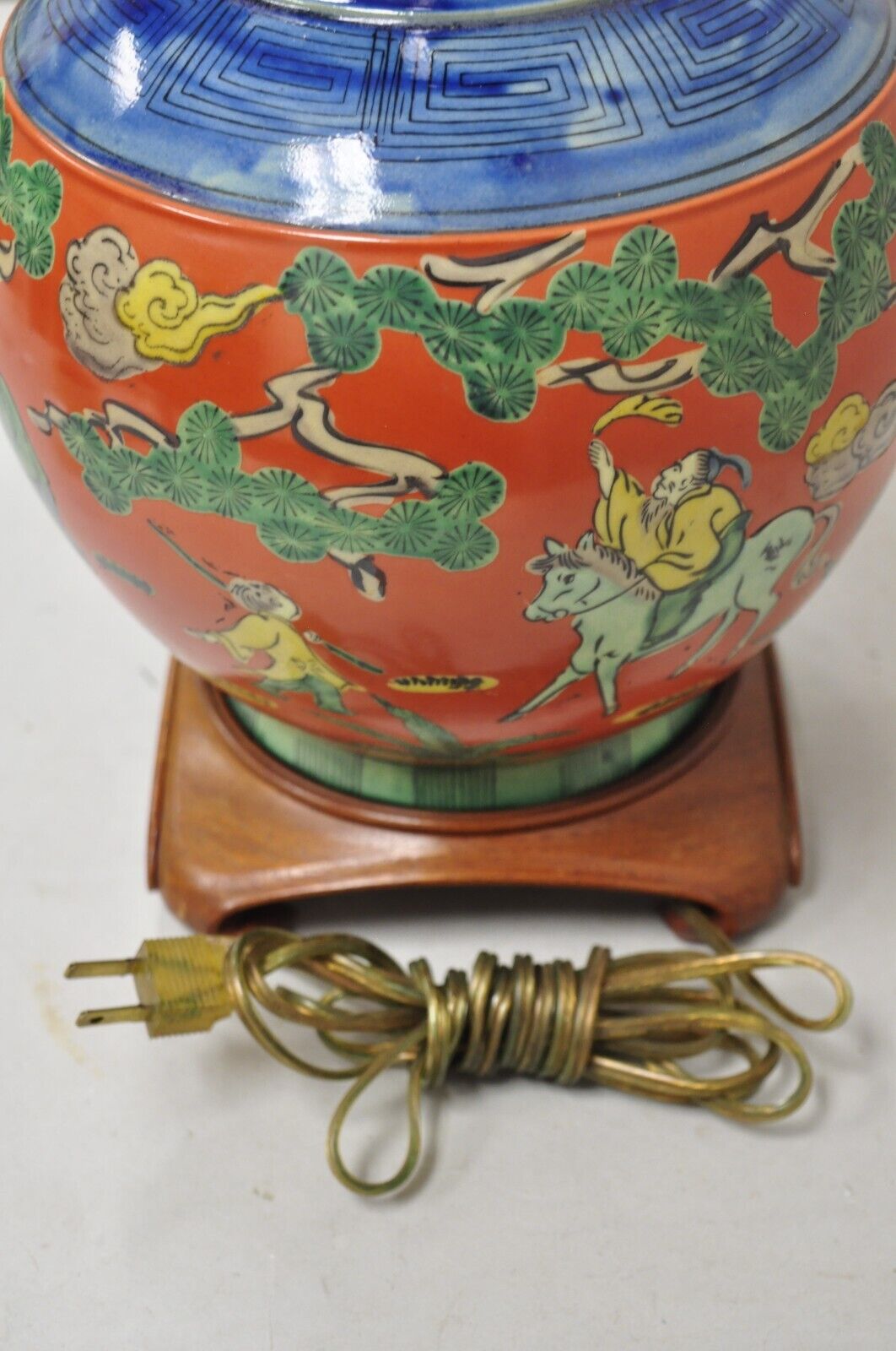 Vintage Chinoiserie Bulbous Porcelain Vase Oriental Figural Painted Table Lamp