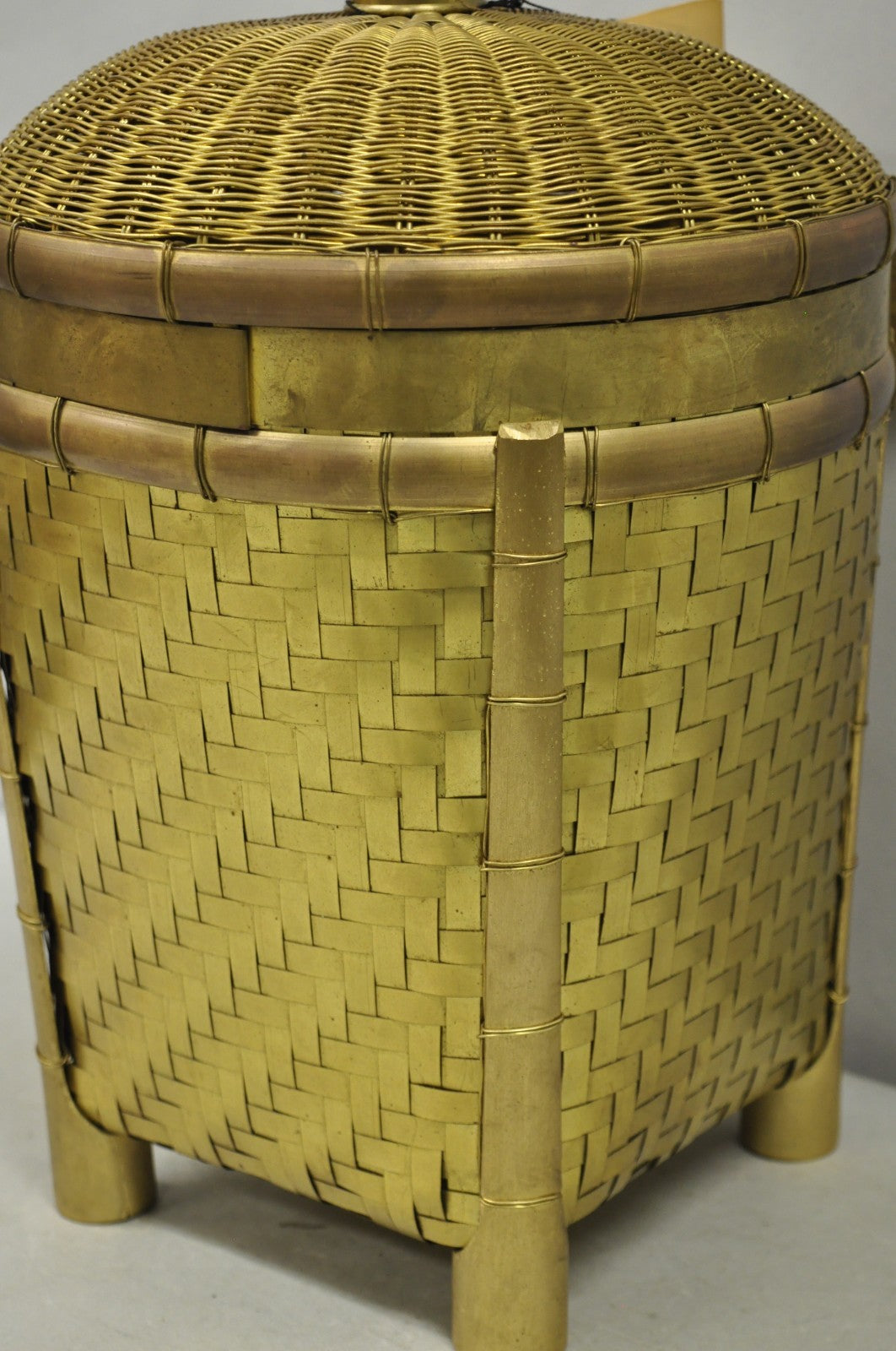 Vintage Chapman Hollywood Regency English Style Brass Woven Basket Table Lamp
