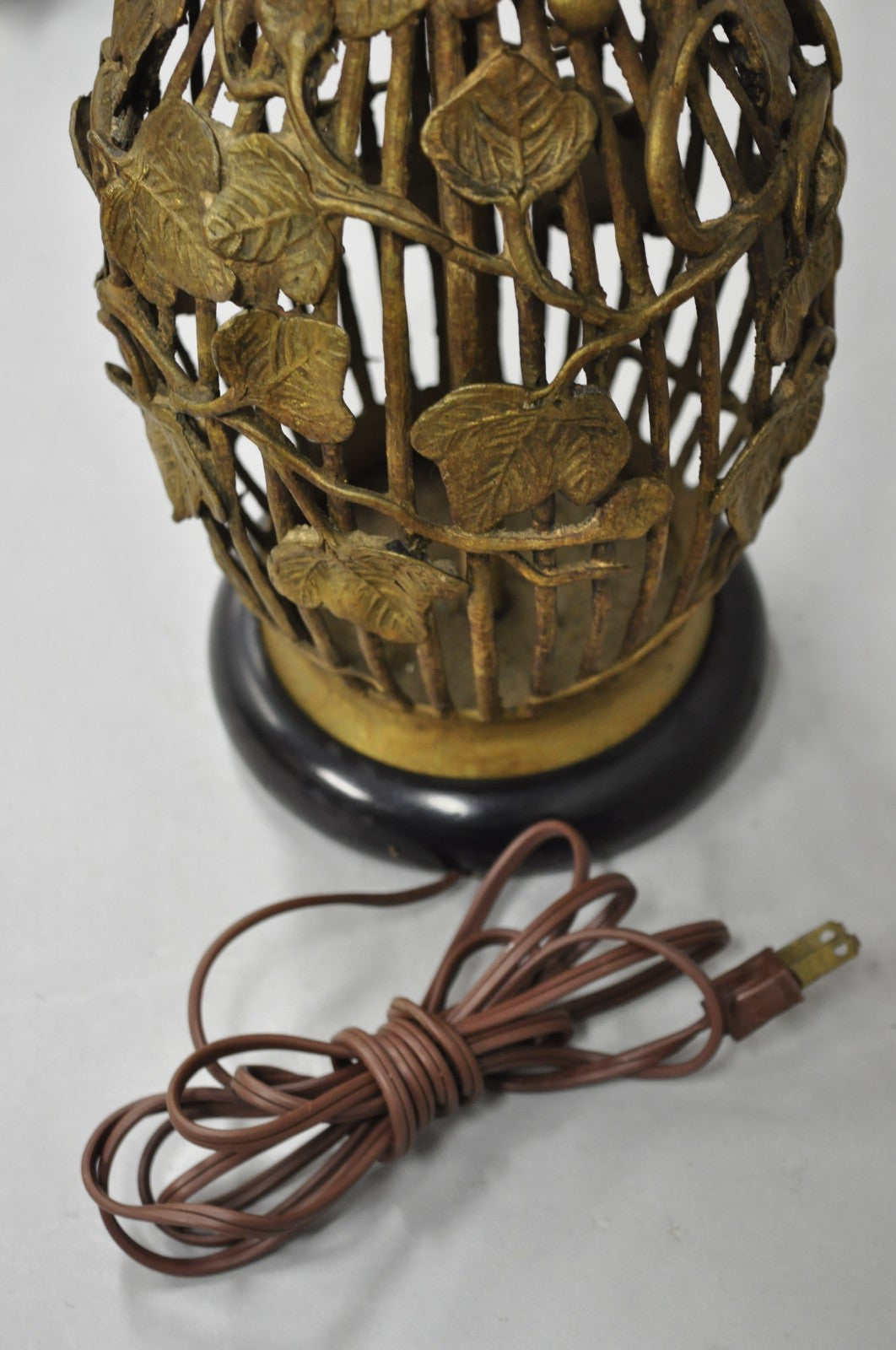 Vintage Italian Hollywood Regency Gold Gilt Metal Lotus & Vine Leaf Table Lamp