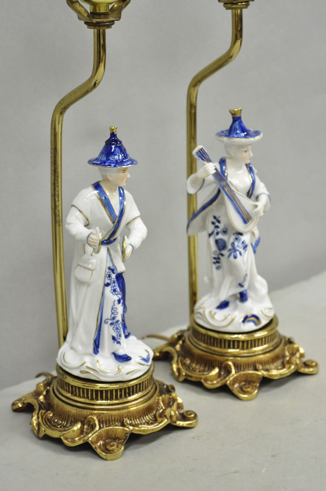 Vintage Chinoiserie Small Figural Porcelain Blue White Oriental Table Lamp Pair