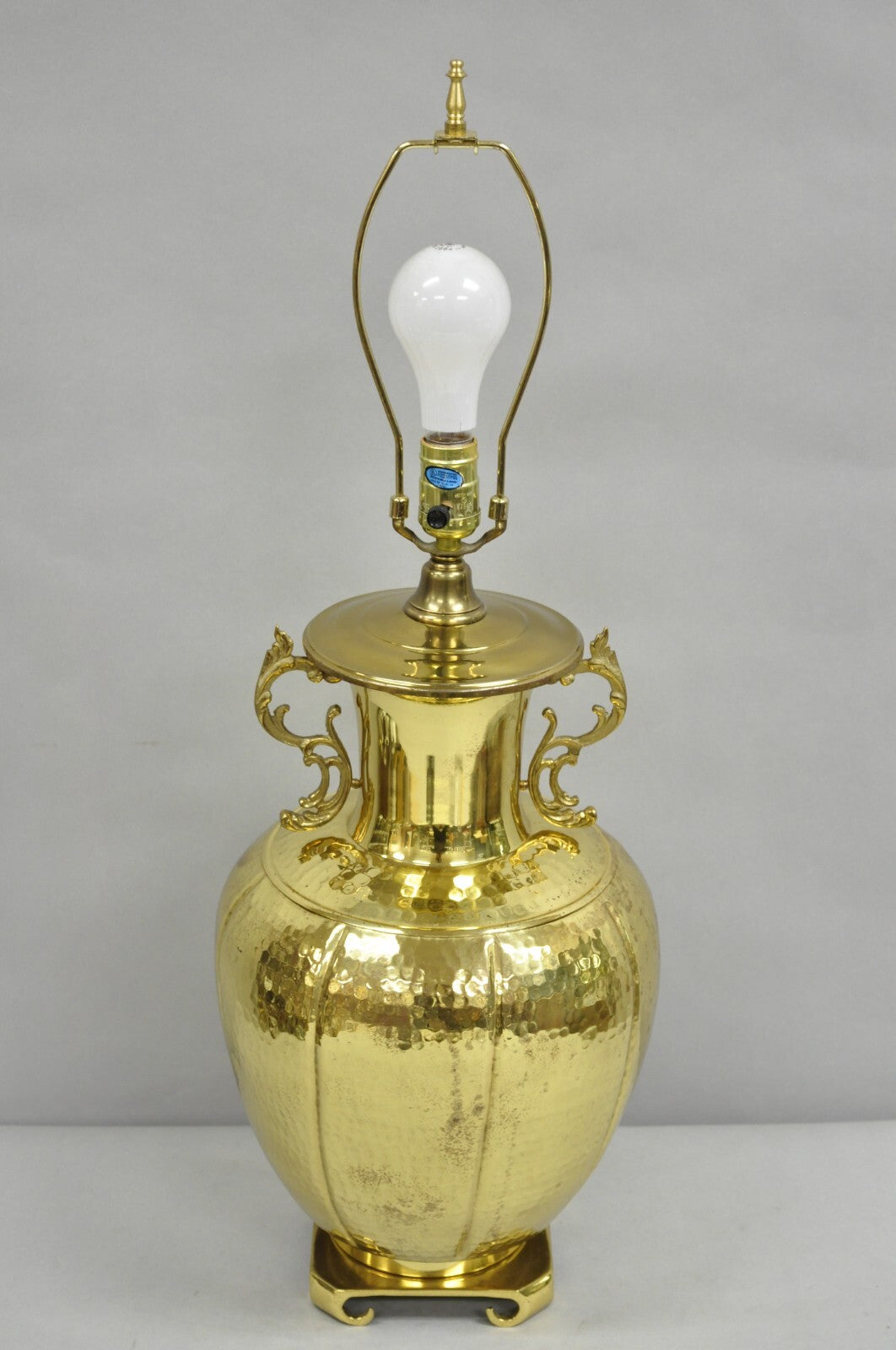 Vintage Chinoiserie Hammered Brass Pagoda Jardiniere Vase Table Lamp