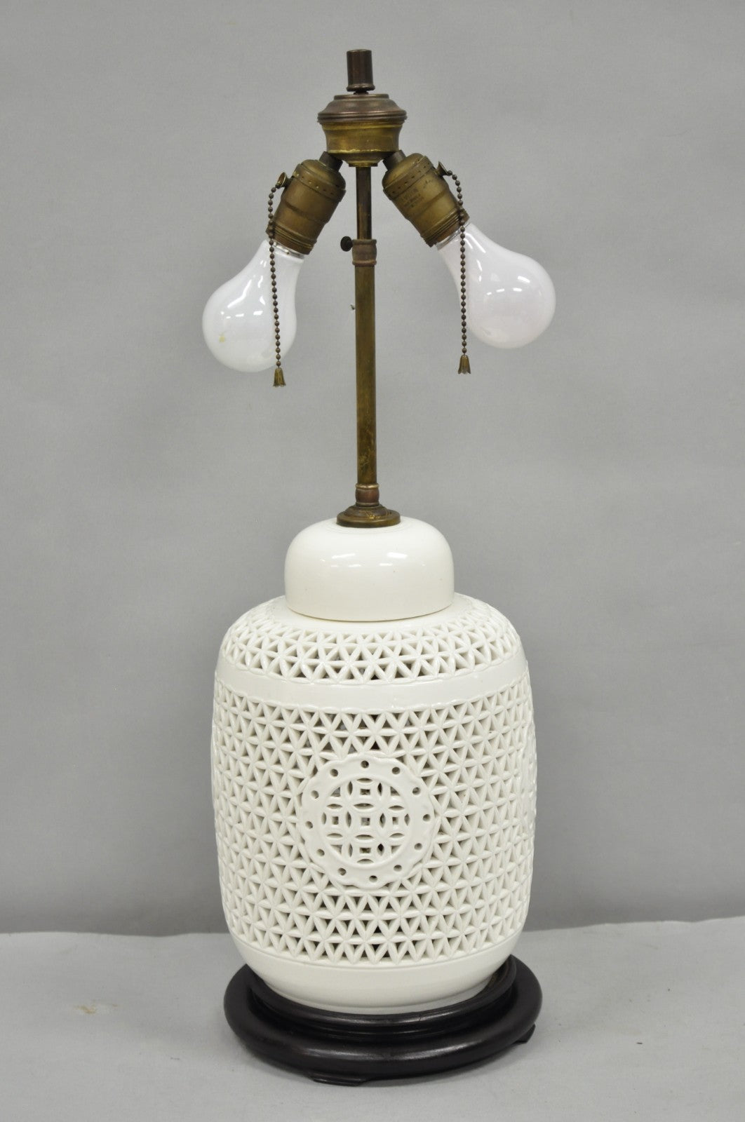 Chinosierie Blanc de Chine White Porcelain Oriental Ginger Jar Table Lamp