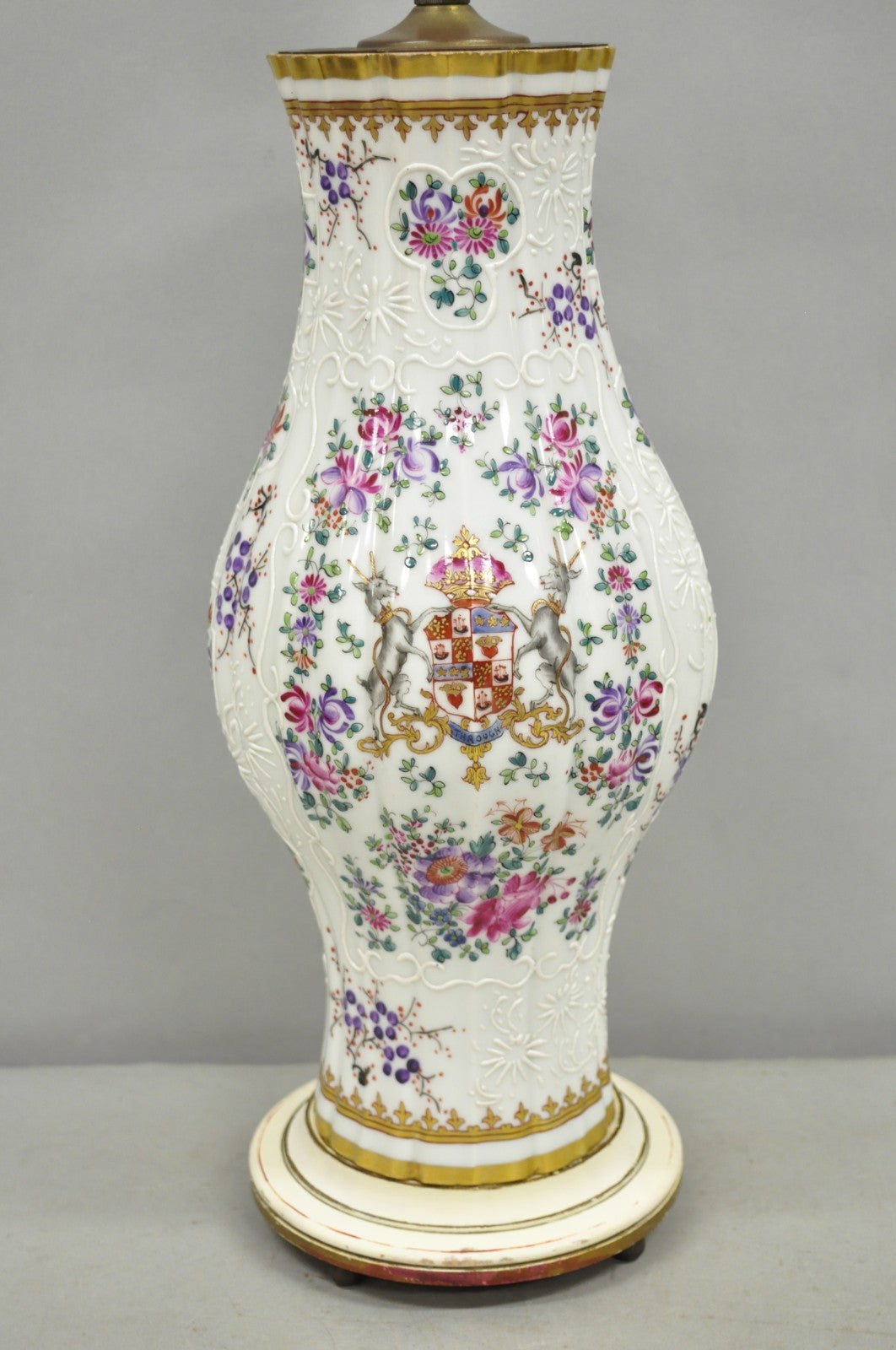 English Victorian Armorial Porcelain Hand Painted Chinese Export Table Lamp