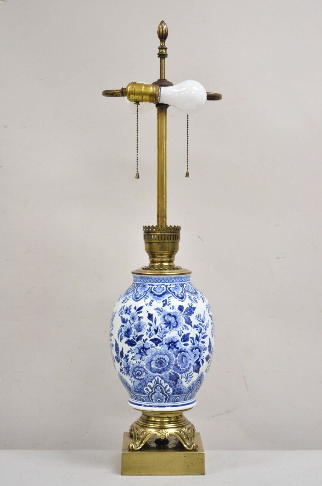 Vintage Chinoiserie Oriental Blue & White Brass & Porcelain Egg Table Lamp